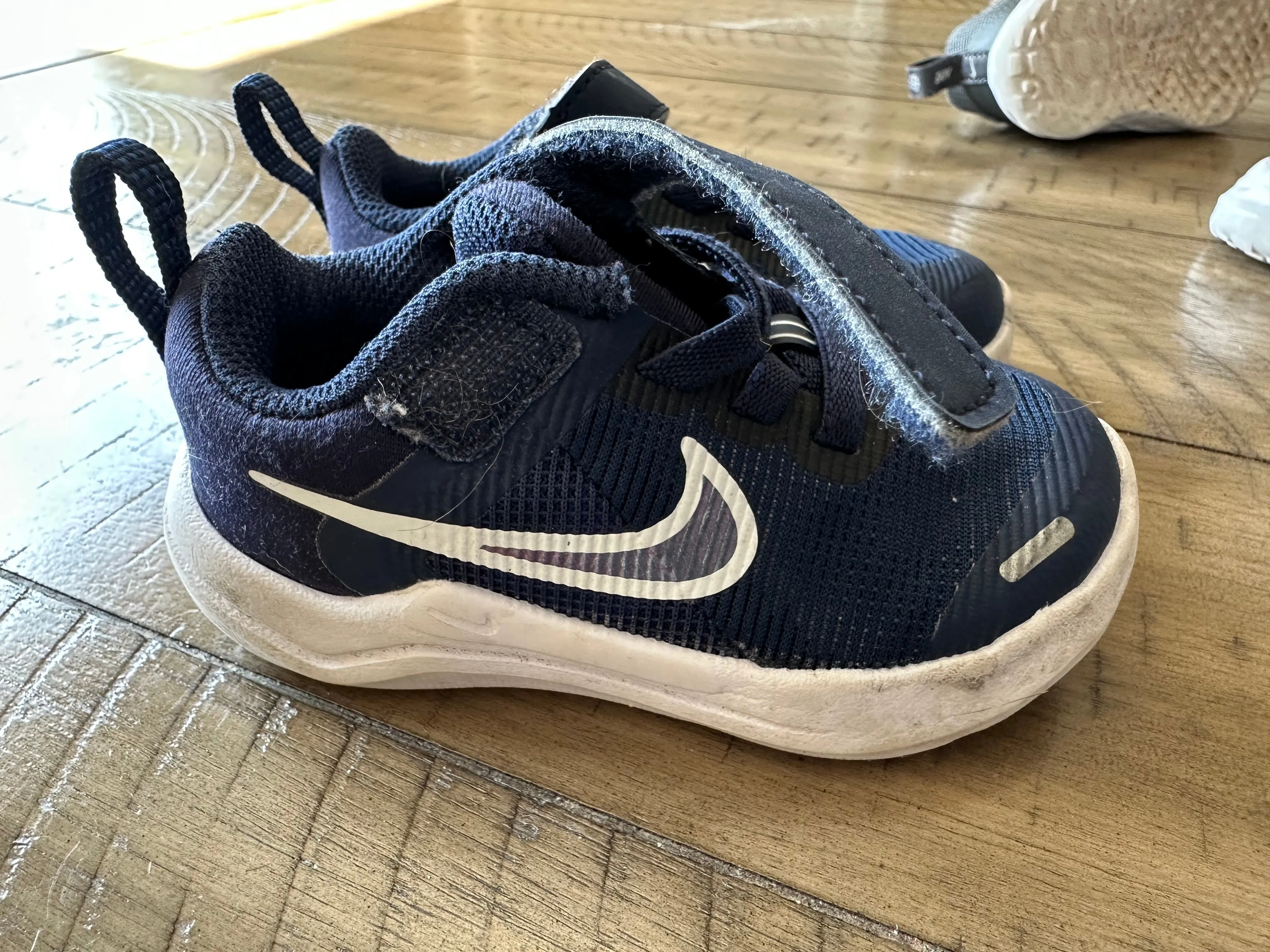 Nike navy blue sneakers Toddler size 5C - size Shoes:           5 & 5.5 (Little Kid)