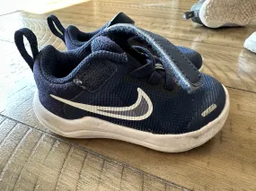 Nike navy blue sneakers Toddler size 5C - size Shoes:           5 & 5.5 (Little Kid)